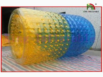 Andando no brinquedo inflável da água, no rolo inflável do divertimento por 2.8m longos e no diâmetro de 2.4m