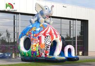 O castelo de salto inflável do disco colorido do circo com corrediça imprimiu o palhaço/animais
