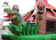 O castelo de salto inflável do dinossauro da cor da antiguidade com telhado da corrediça cobriu o campo de jogos