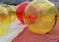 Caminhada inflável da bola amarela na bola da água para o divertimento das crianças