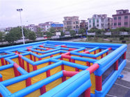 Campo de jogos inflável do labirinto de encerado do PVC, divertimento inflável dos jogos dos esportes