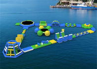 A água inflável da praia gigante nova do projeto estaciona jogos de flutuação da água do lago