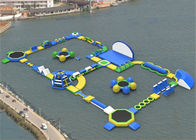 A água inflável da praia gigante nova do projeto estaciona jogos de flutuação da água do lago