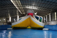 Terno inflável gigante do parque da água com os brinquedos da corrediça e do flutuador de água do tubarão branco