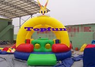 O leão-de-chácara de salto inflável do castelo do coelho para infla o centro de entretenimento
