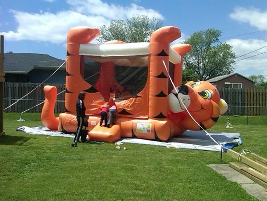 O PVC revestiu desenhos animados Tiger Inflatable Bouncer Castle Blow acima do castelo de salto