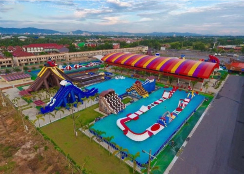 Parque inflável da água da terra do PVC com piscina da corrediça de água