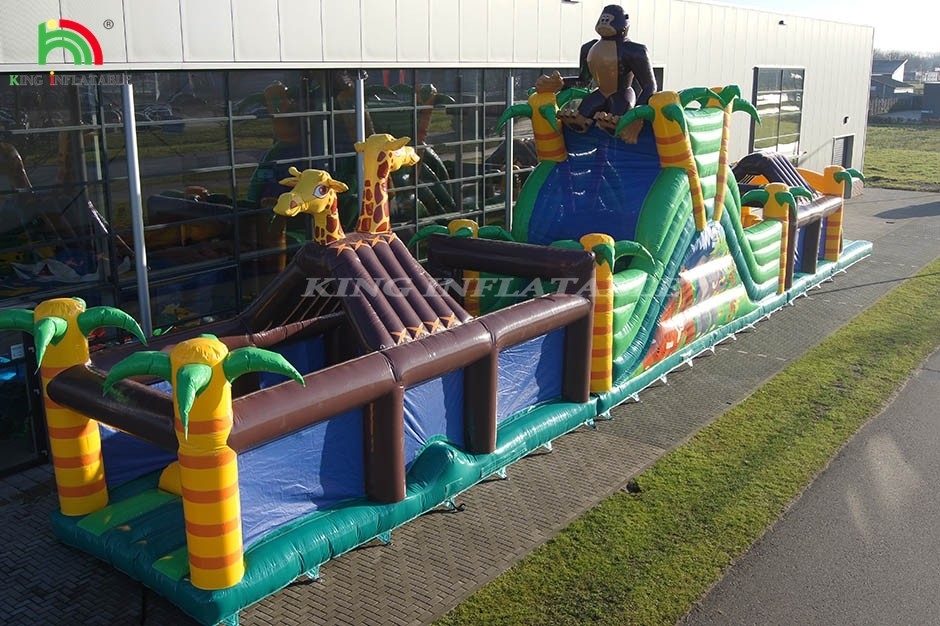 Grande campo de obstáculos inflável ao ar livre com escorrega e vedação salto de salto jogo esportivo com trampolim e escorrega
